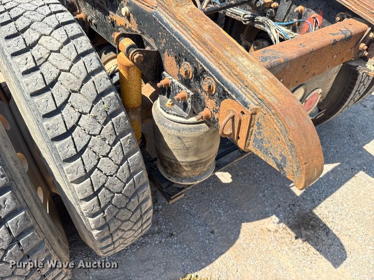 image for item ET6452 2001 Freightliner Columbia semi truck