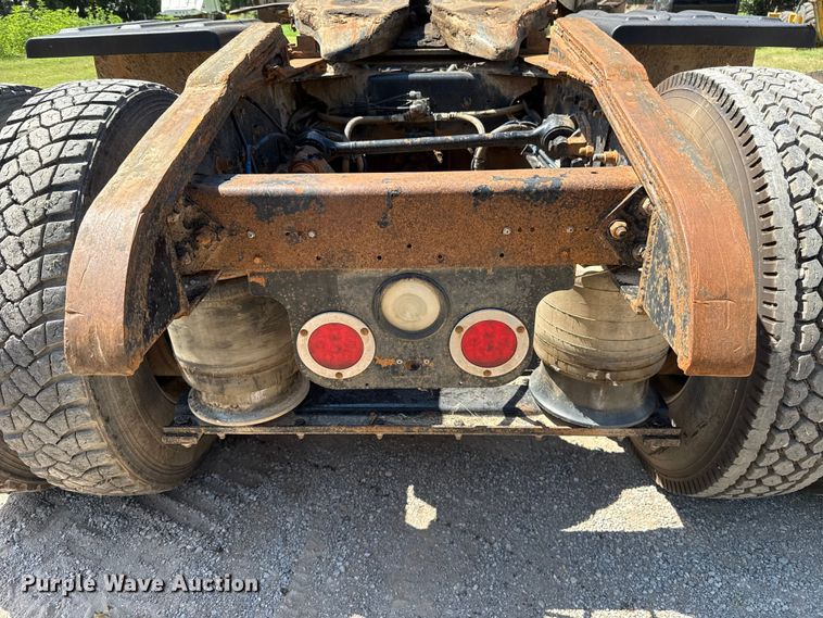 image for item ET6452 2001 Freightliner Columbia semi truck
