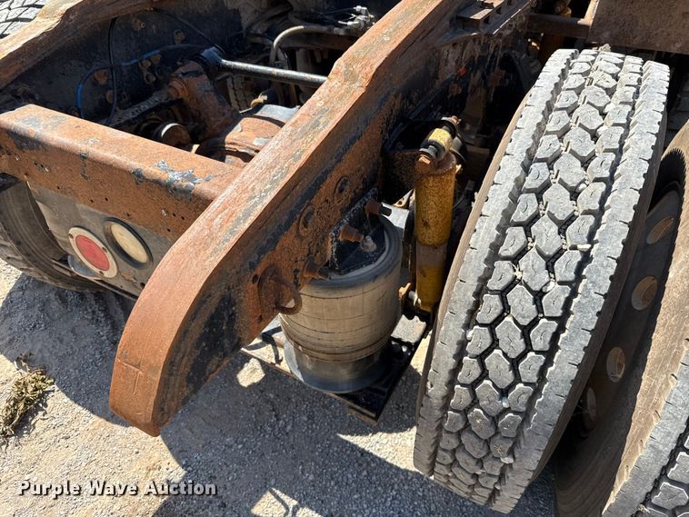 image for item ET6452 2001 Freightliner Columbia semi truck