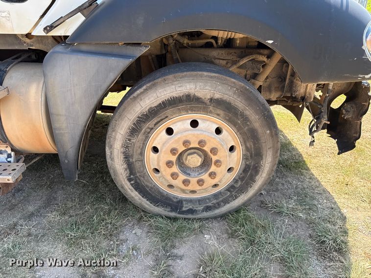 image for item ET6452 2001 Freightliner Columbia semi truck