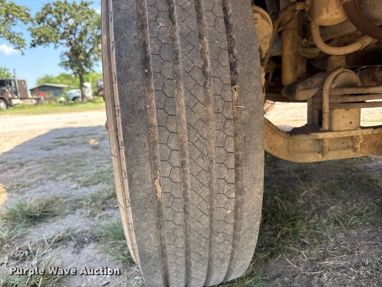 image for item ET6452 2001 Freightliner Columbia semi truck