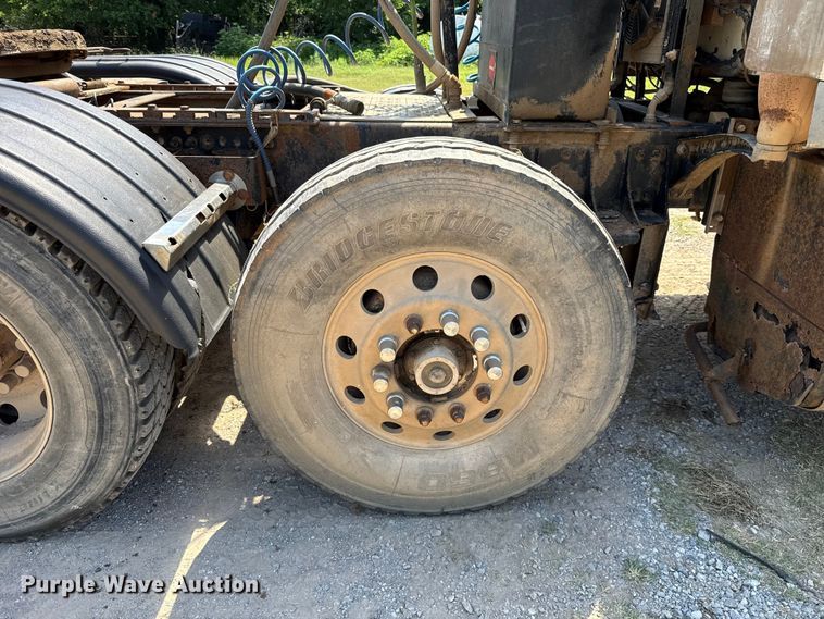 image for item ET6452 2001 Freightliner Columbia semi truck