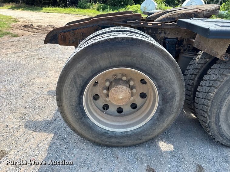 image for item ET6452 2001 Freightliner Columbia semi truck