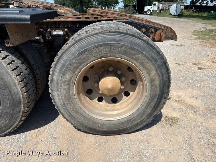 image for item ET6452 2001 Freightliner Columbia semi truck