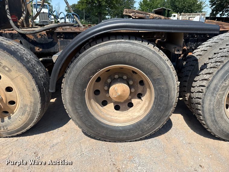image for item ET6452 2001 Freightliner Columbia semi truck