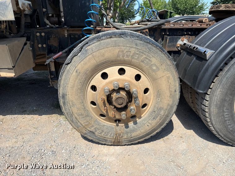 image for item ET6452 2001 Freightliner Columbia semi truck