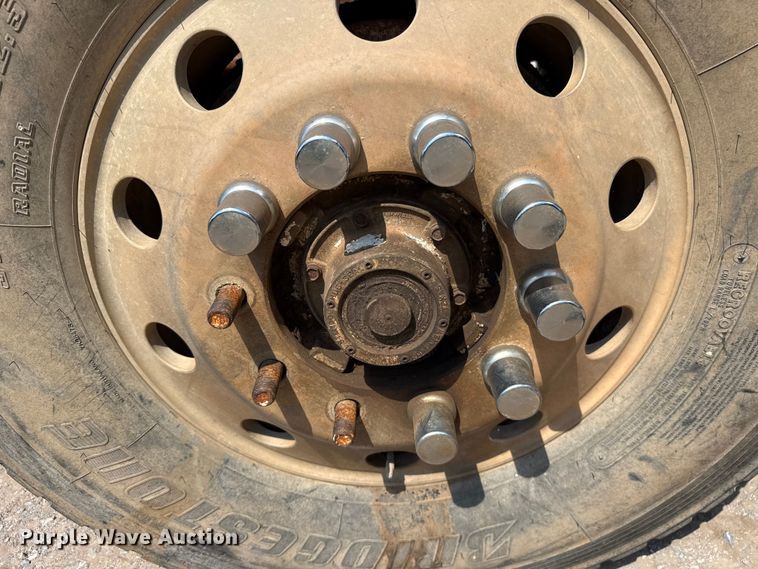 image for item ET6452 2001 Freightliner Columbia semi truck