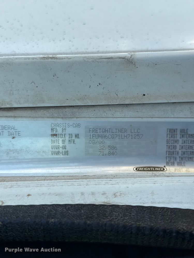 image for item ET6452 2001 Freightliner Columbia semi truck
