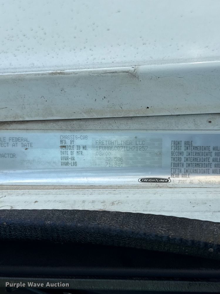 image for item ET6452 2001 Freightliner Columbia semi truck