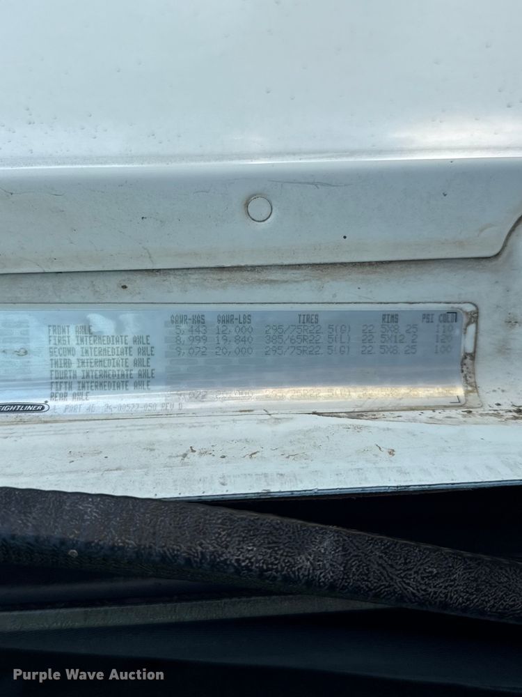 image for item ET6452 2001 Freightliner Columbia semi truck
