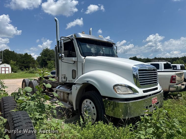 image for item ET6455 2006 Freightliner Columbia semi truck