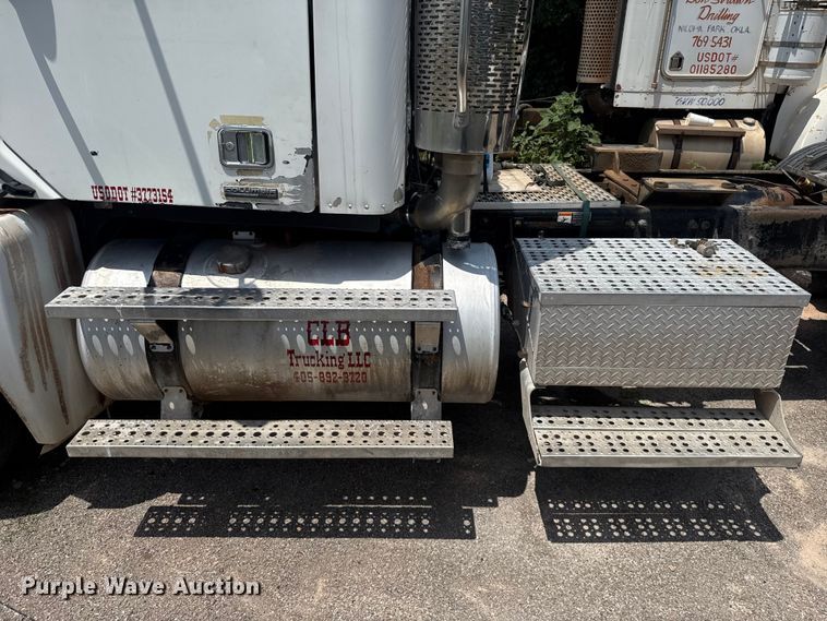 image for item ET6455 2006 Freightliner Columbia semi truck