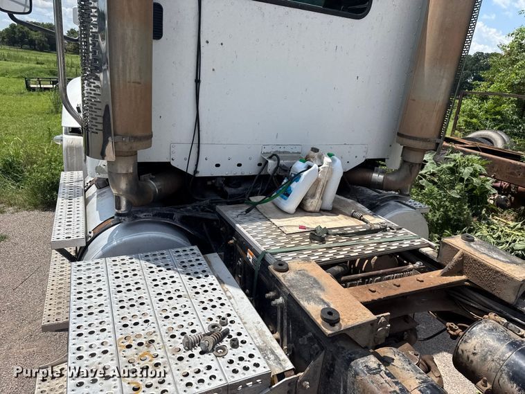 image for item ET6455 2006 Freightliner Columbia semi truck