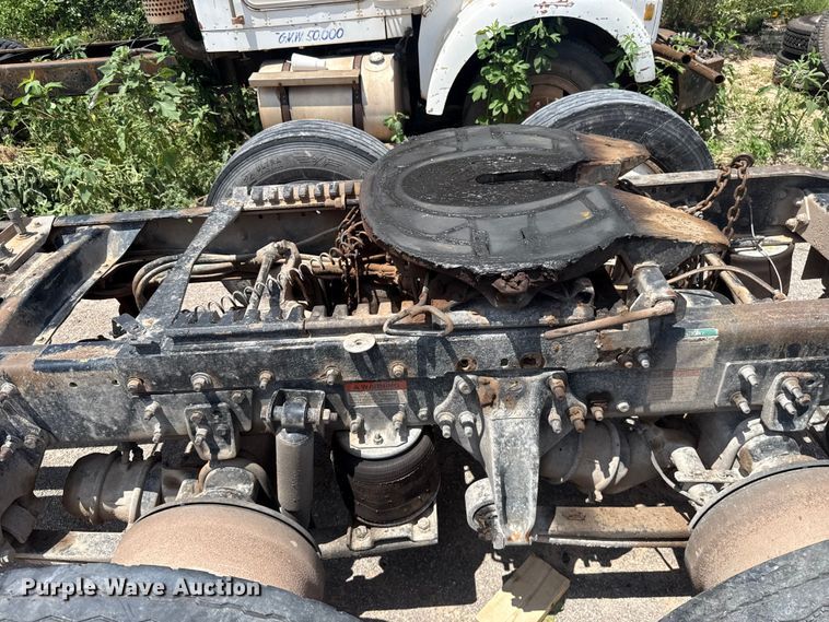 image for item ET6455 2006 Freightliner Columbia semi truck