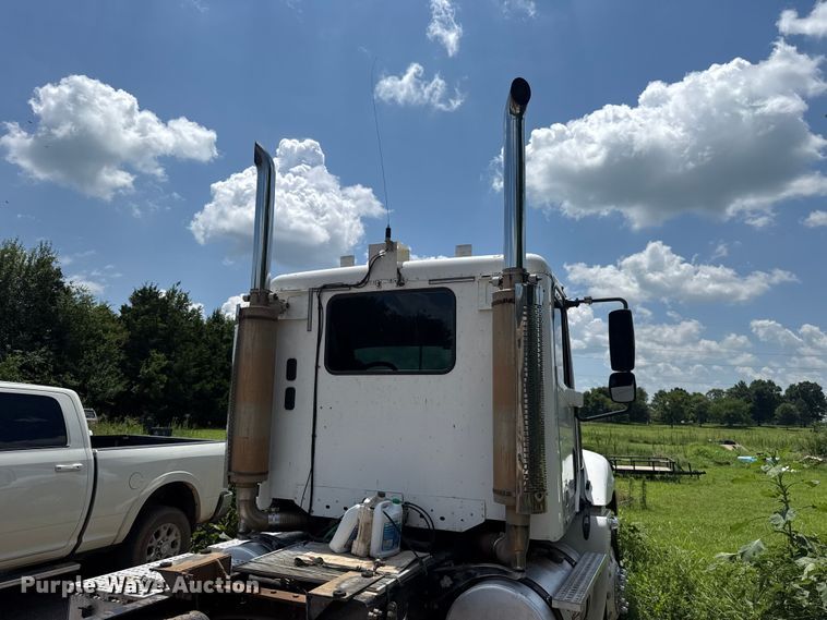 image for item ET6455 2006 Freightliner Columbia semi truck