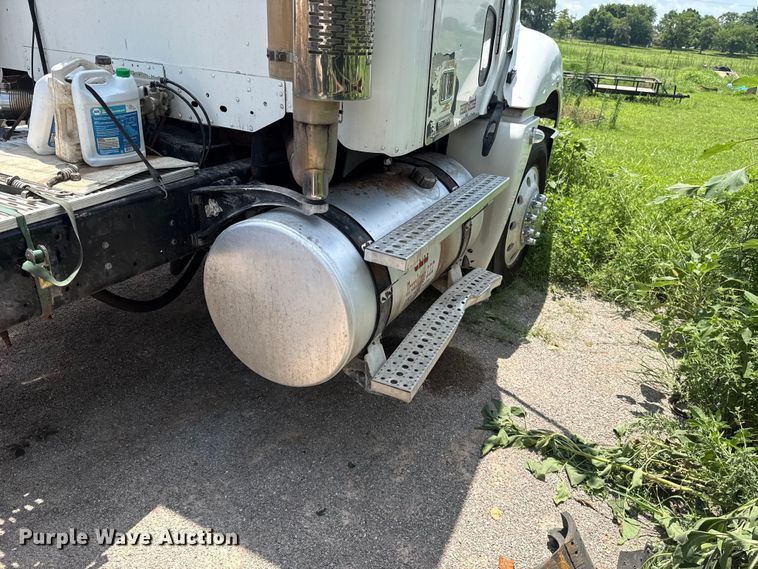 image for item ET6455 2006 Freightliner Columbia semi truck