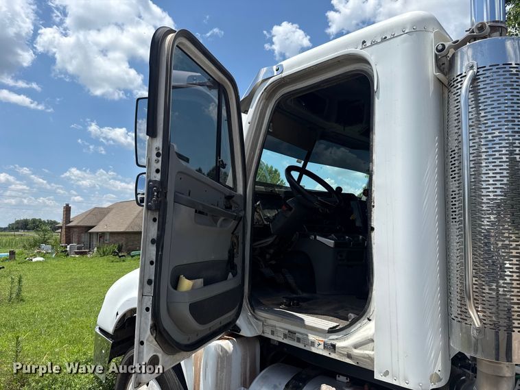 image for item ET6455 2006 Freightliner Columbia semi truck