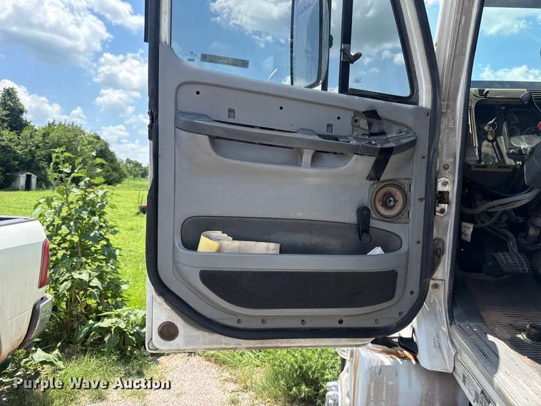 image for item ET6455 2006 Freightliner Columbia semi truck