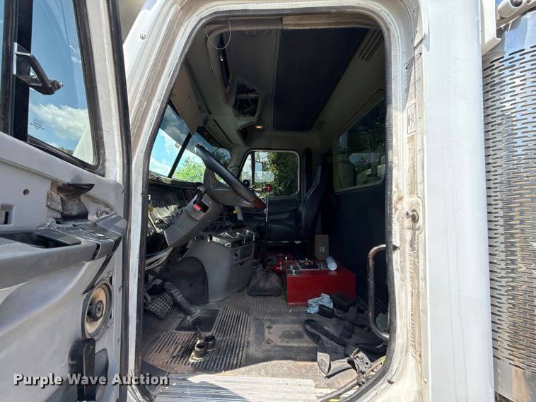 image for item ET6455 2006 Freightliner Columbia semi truck