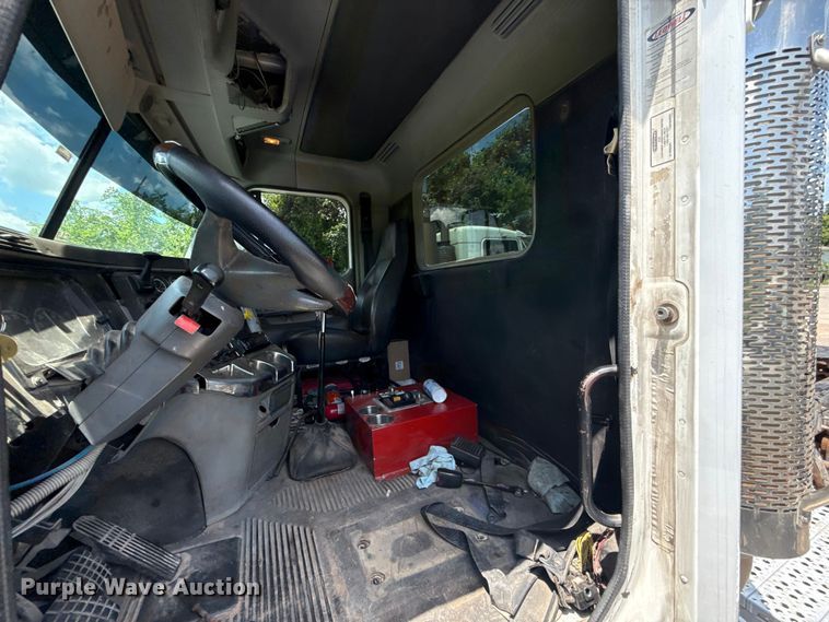 image for item ET6455 2006 Freightliner Columbia semi truck