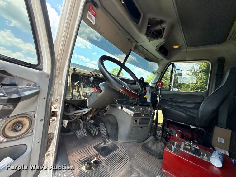 image for item ET6455 2006 Freightliner Columbia semi truck