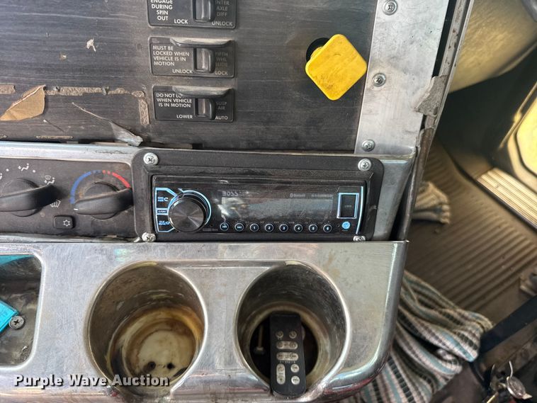 image for item ET6455 2006 Freightliner Columbia semi truck