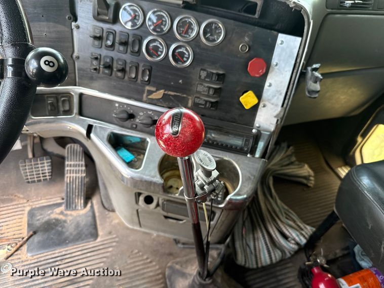image for item ET6455 2006 Freightliner Columbia semi truck