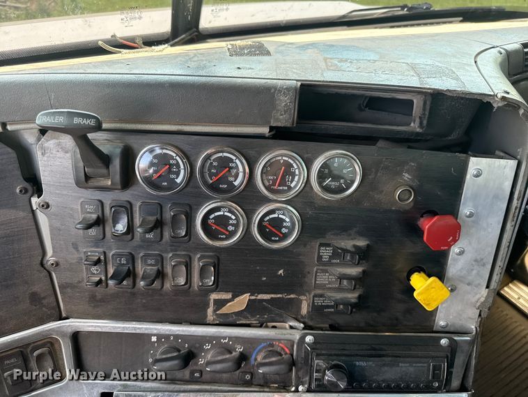 image for item ET6455 2006 Freightliner Columbia semi truck