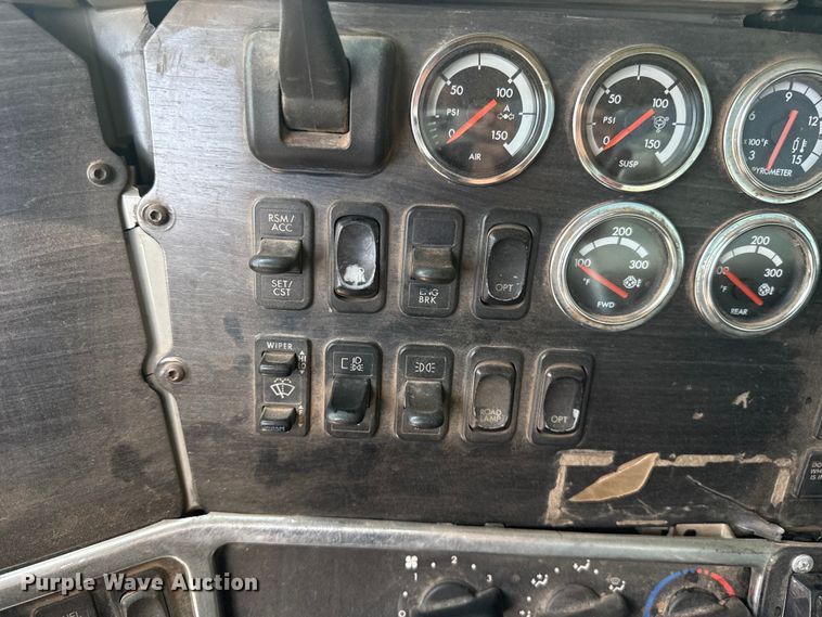 image for item ET6455 2006 Freightliner Columbia semi truck