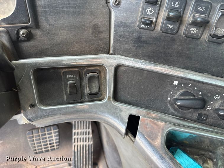 image for item ET6455 2006 Freightliner Columbia semi truck