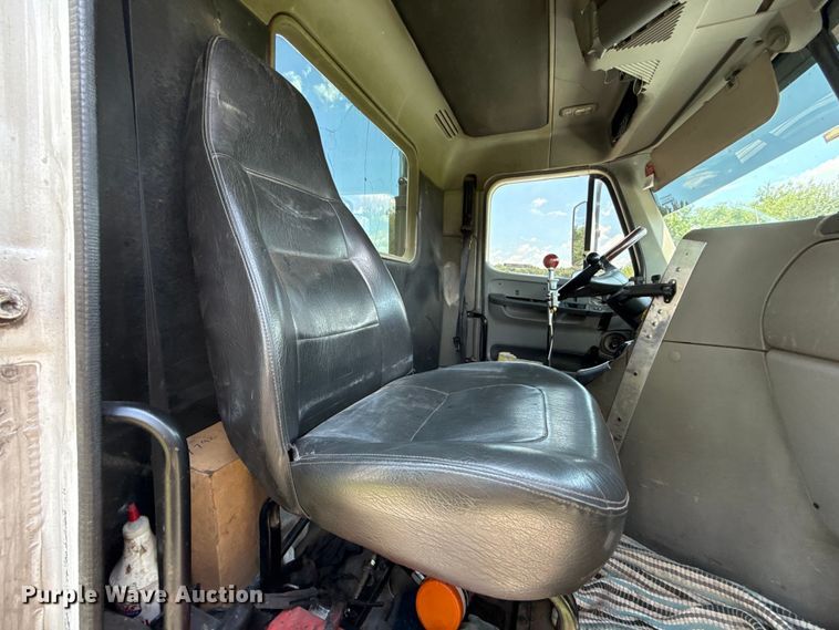 image for item ET6455 2006 Freightliner Columbia semi truck