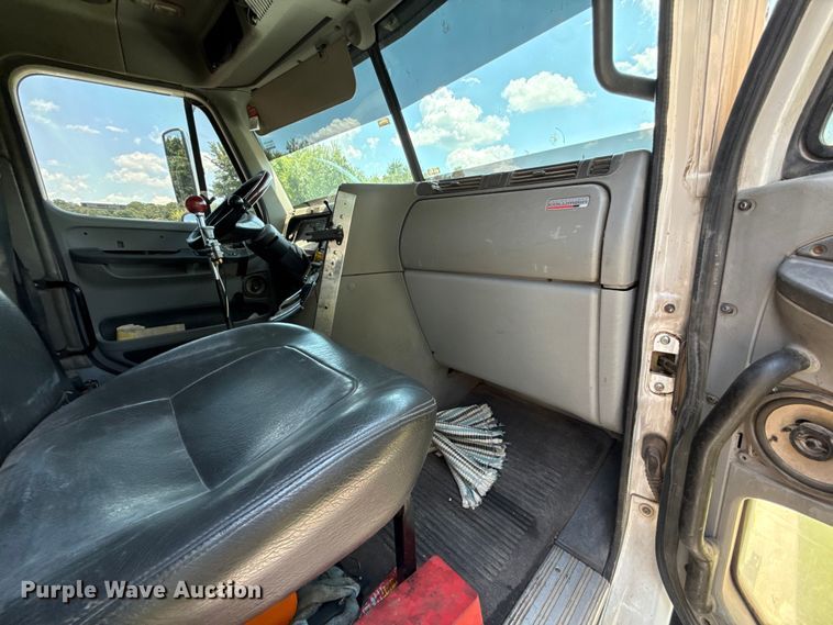 image for item ET6455 2006 Freightliner Columbia semi truck