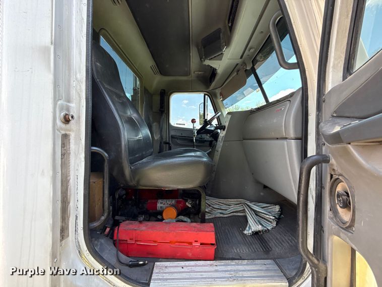 image for item ET6455 2006 Freightliner Columbia semi truck