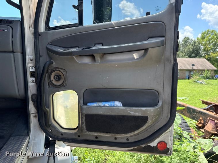 image for item ET6455 2006 Freightliner Columbia semi truck