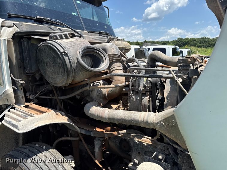 image for item ET6455 2006 Freightliner Columbia semi truck