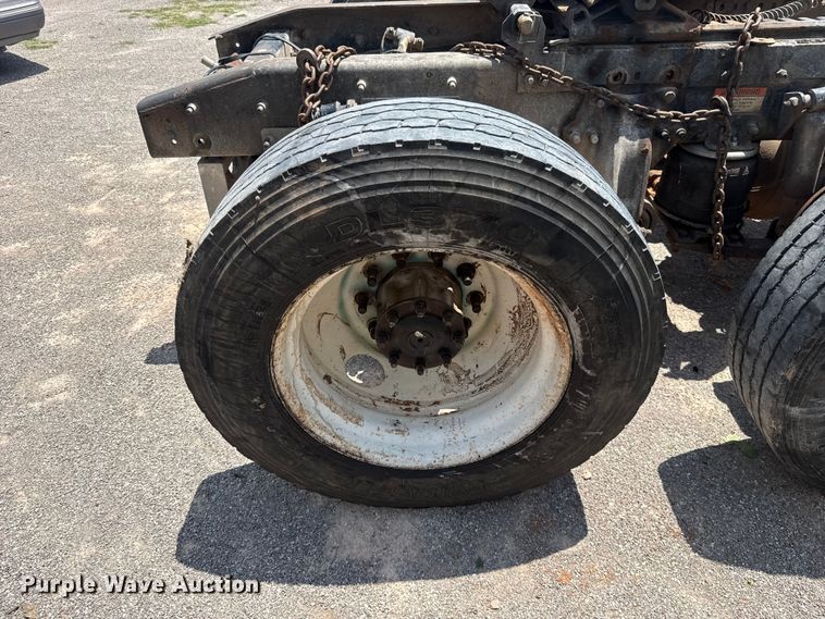 image for item ET6455 2006 Freightliner Columbia semi truck