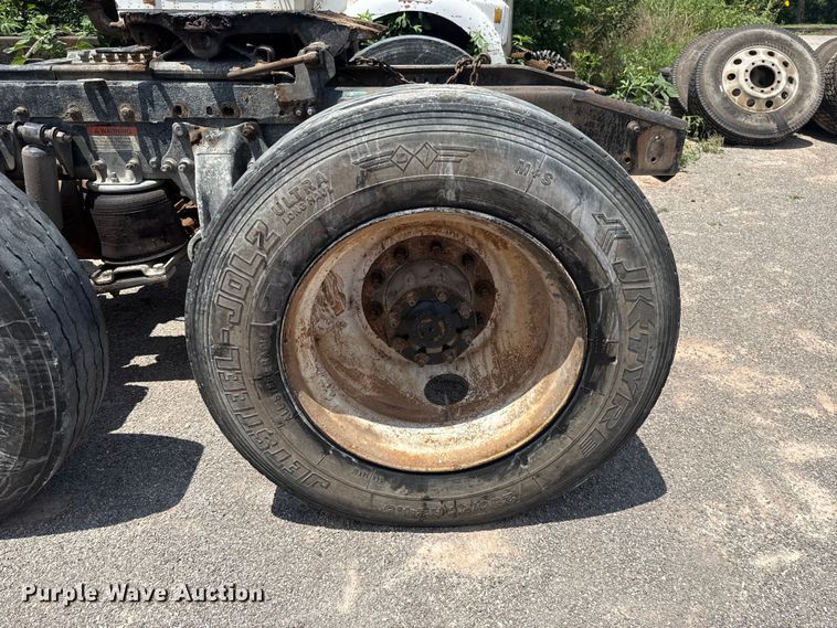 image for item ET6455 2006 Freightliner Columbia semi truck