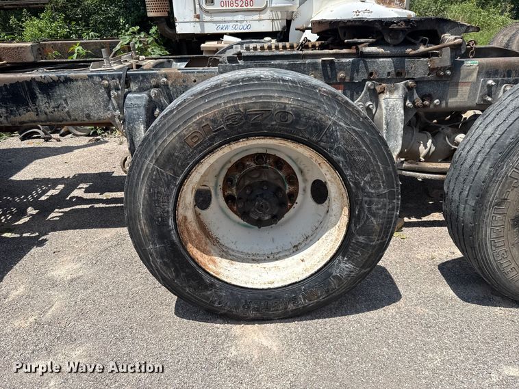 image for item ET6455 2006 Freightliner Columbia semi truck