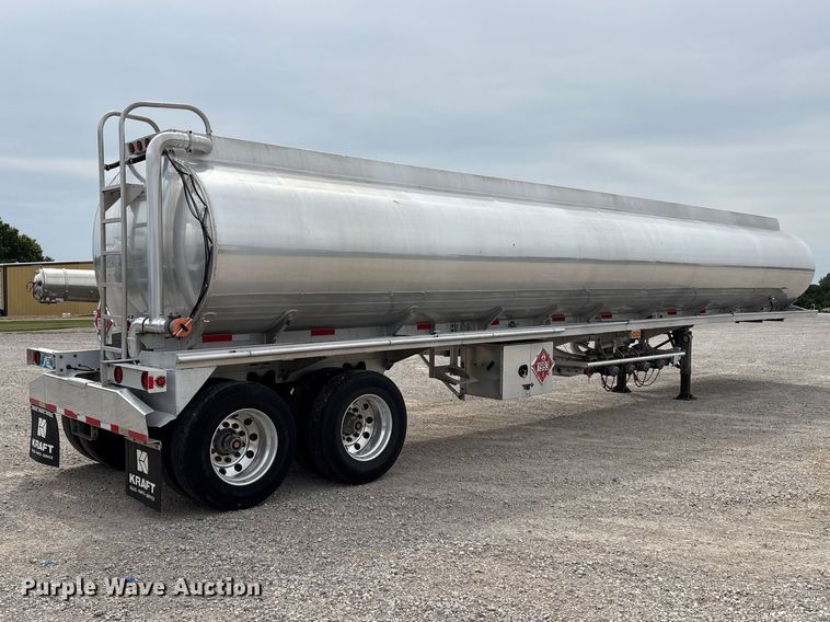 image for item EW1568 1995 Heil fuel trailer