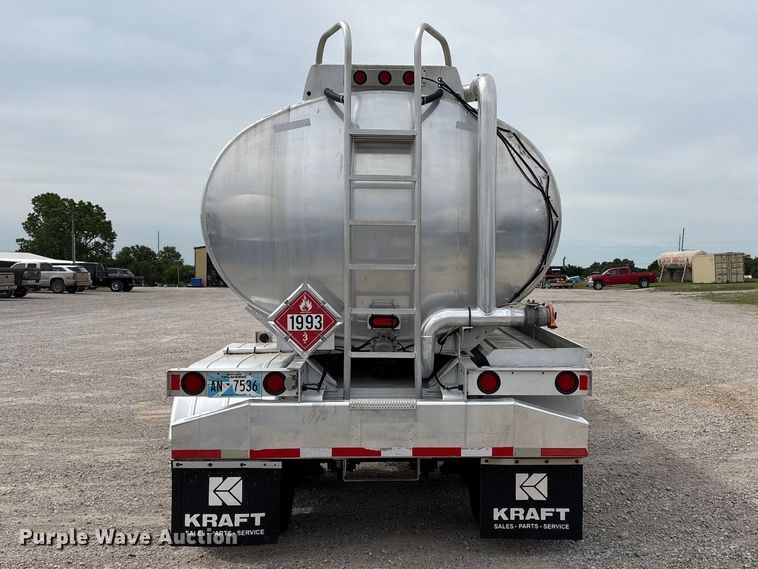 image for item EW1568 1995 Heil fuel trailer