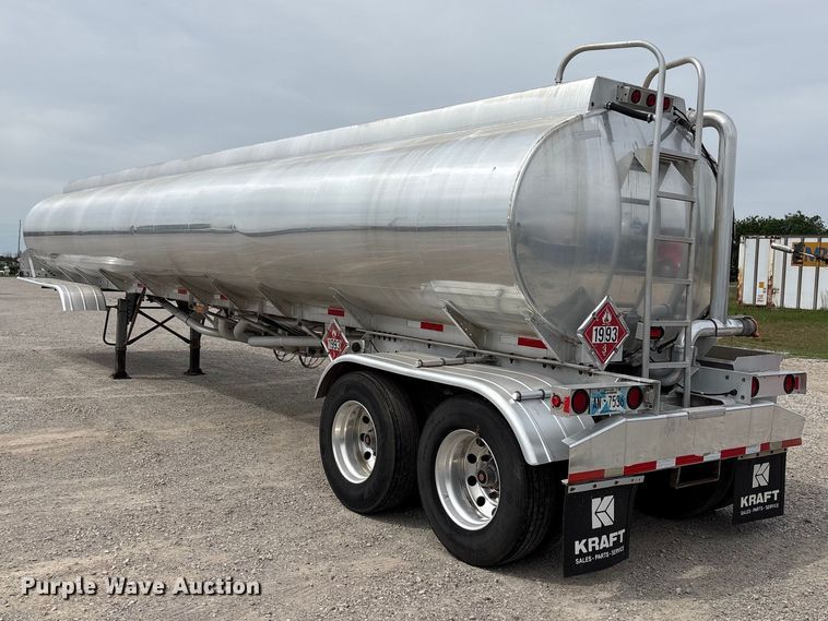 image for item EW1568 1995 Heil fuel trailer