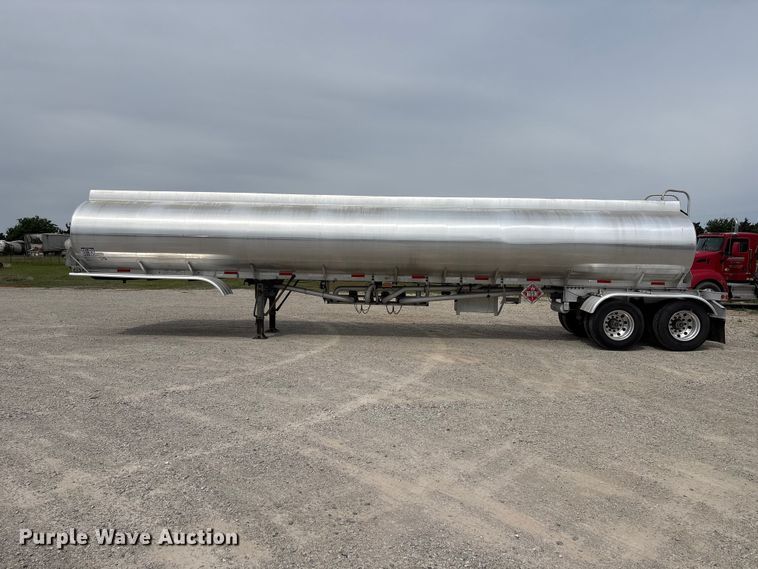 image for item EW1568 1995 Heil fuel trailer