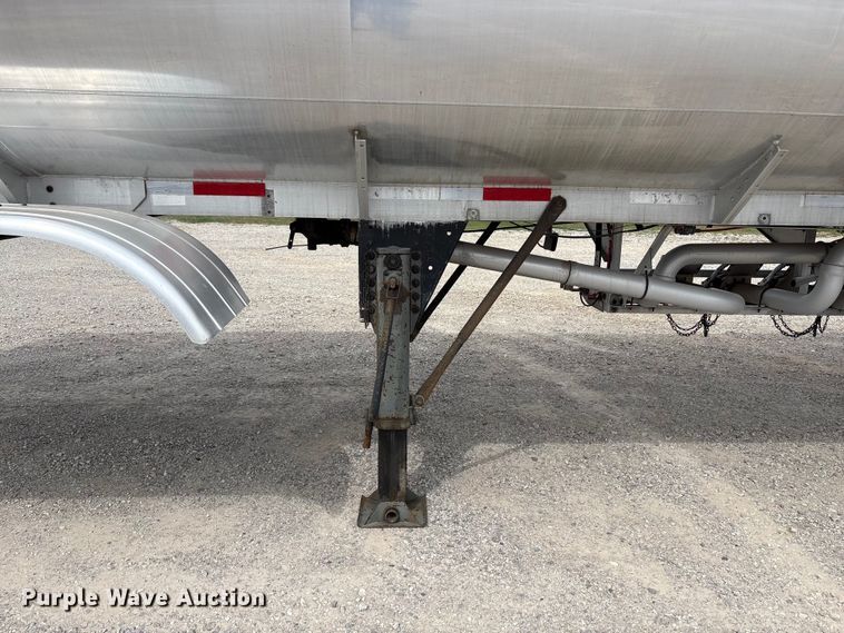 image for item EW1568 1995 Heil fuel trailer