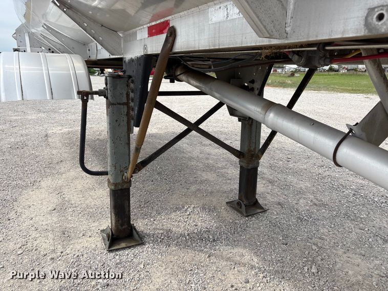 image for item EW1568 1995 Heil fuel trailer