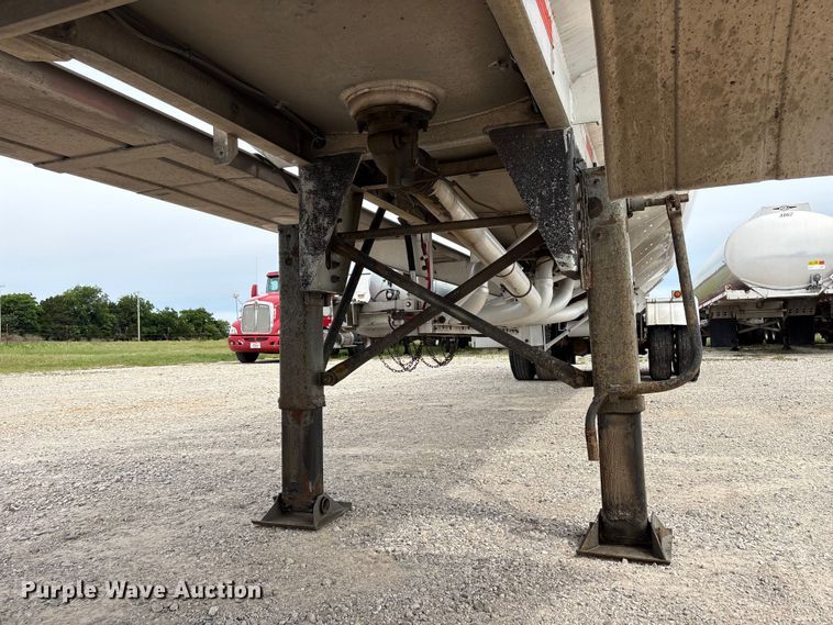 image for item EW1568 1995 Heil fuel trailer