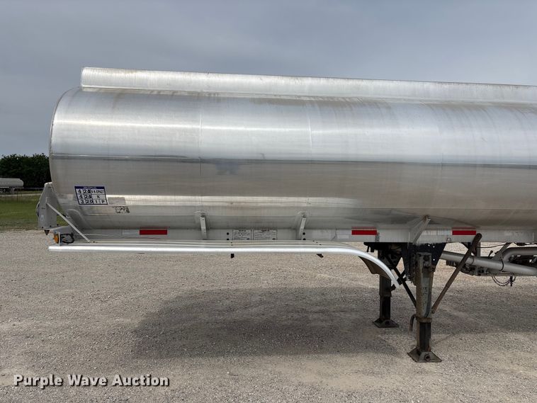 image for item EW1568 1995 Heil fuel trailer