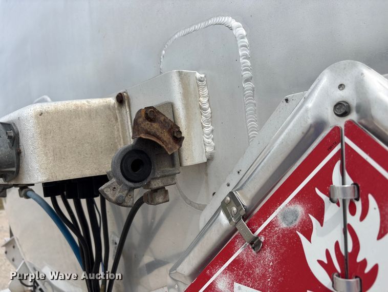 image for item EW1568 1995 Heil fuel trailer