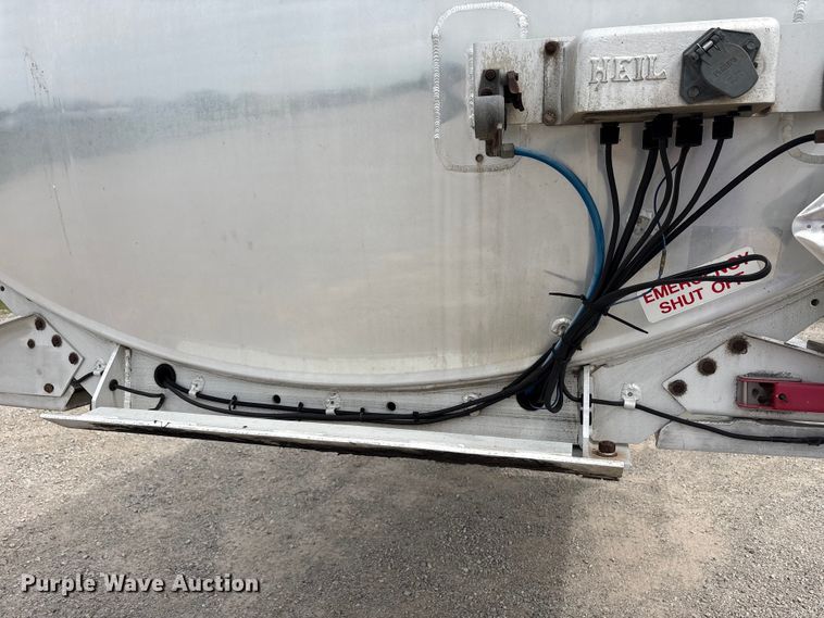 image for item EW1568 1995 Heil fuel trailer