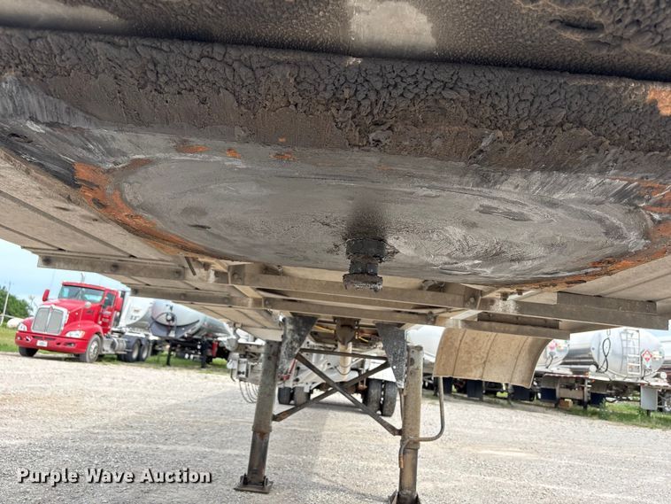 image for item EW1568 1995 Heil fuel trailer