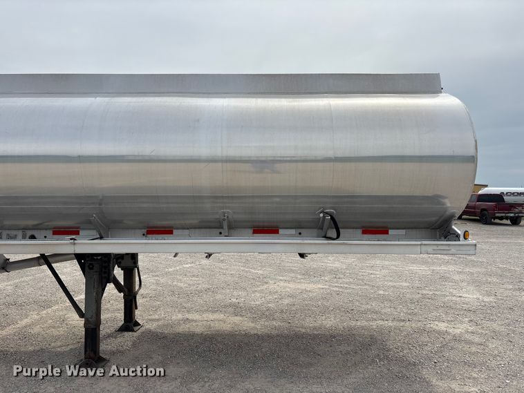 image for item EW1568 1995 Heil fuel trailer